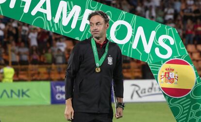 Santi Denia, con la medalla de oro después de ganar el Europeo sub-19, en Armenia.