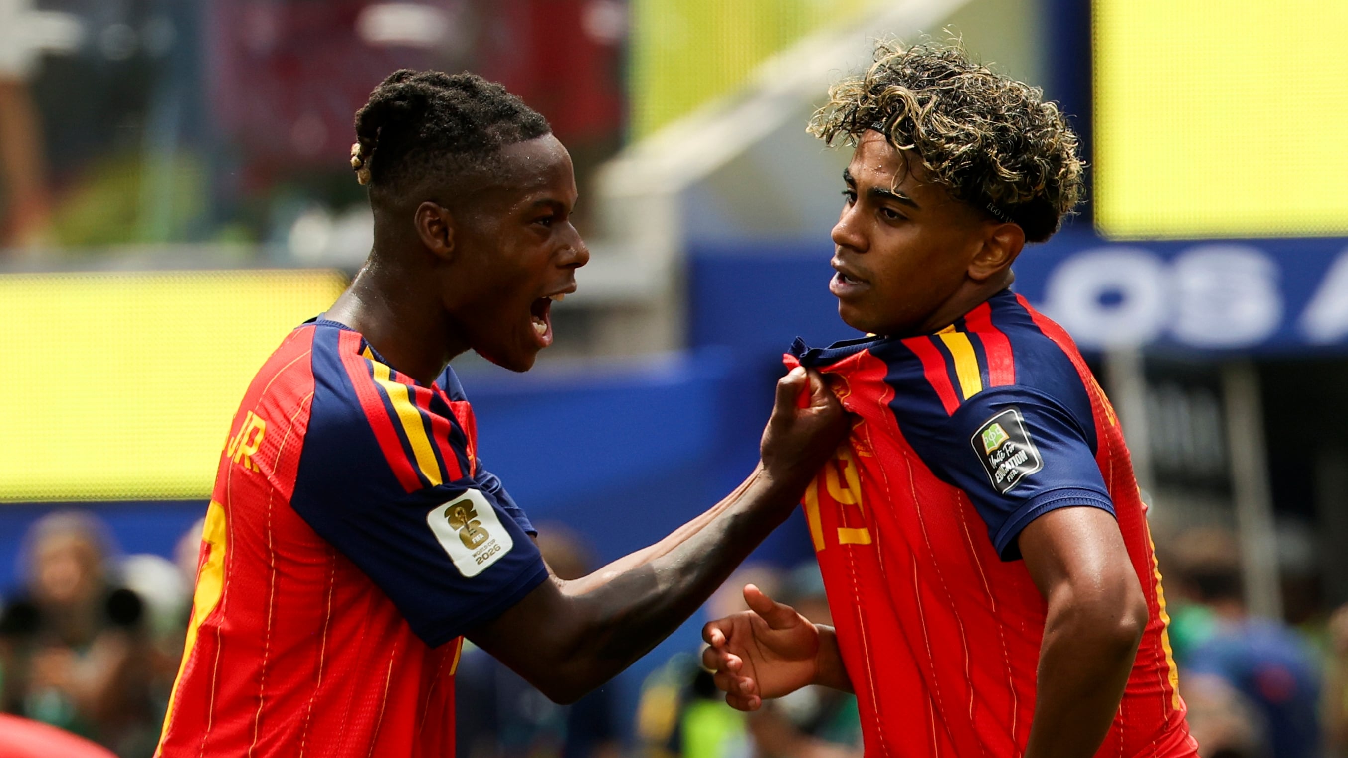 Nico Williams y Lamine Yamal celebran la victoria ante Bélgica.