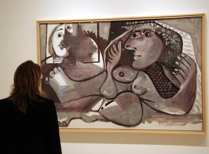 Una visitante ante <i>Desnudo tumbado con corona de flores </i>(1970), en el Museo Picasso de Málaga.