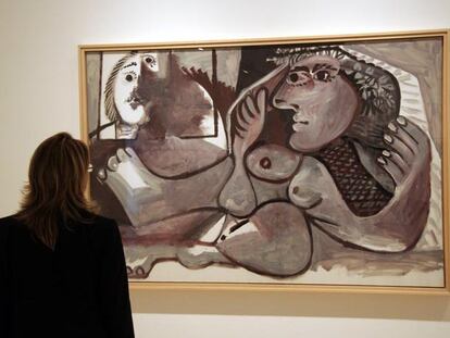 Una visitante ante <i>Desnudo tumbado con corona de flores </i>(1970), en el Museo Picasso de Málaga.