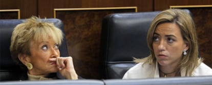 La vicepresidenta primera, María Teresa Fernández de la Vega, y la ministra de Defensa, Carme Chacón, en el Congreso.