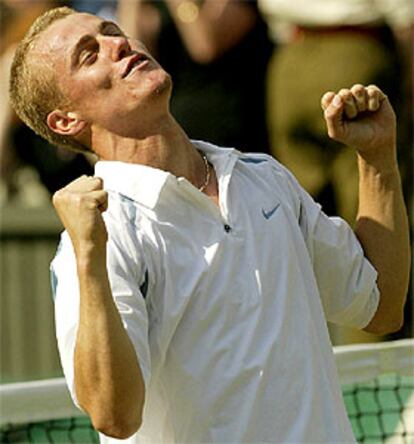 Lleyton Hewitt celebra feliz su victoria.