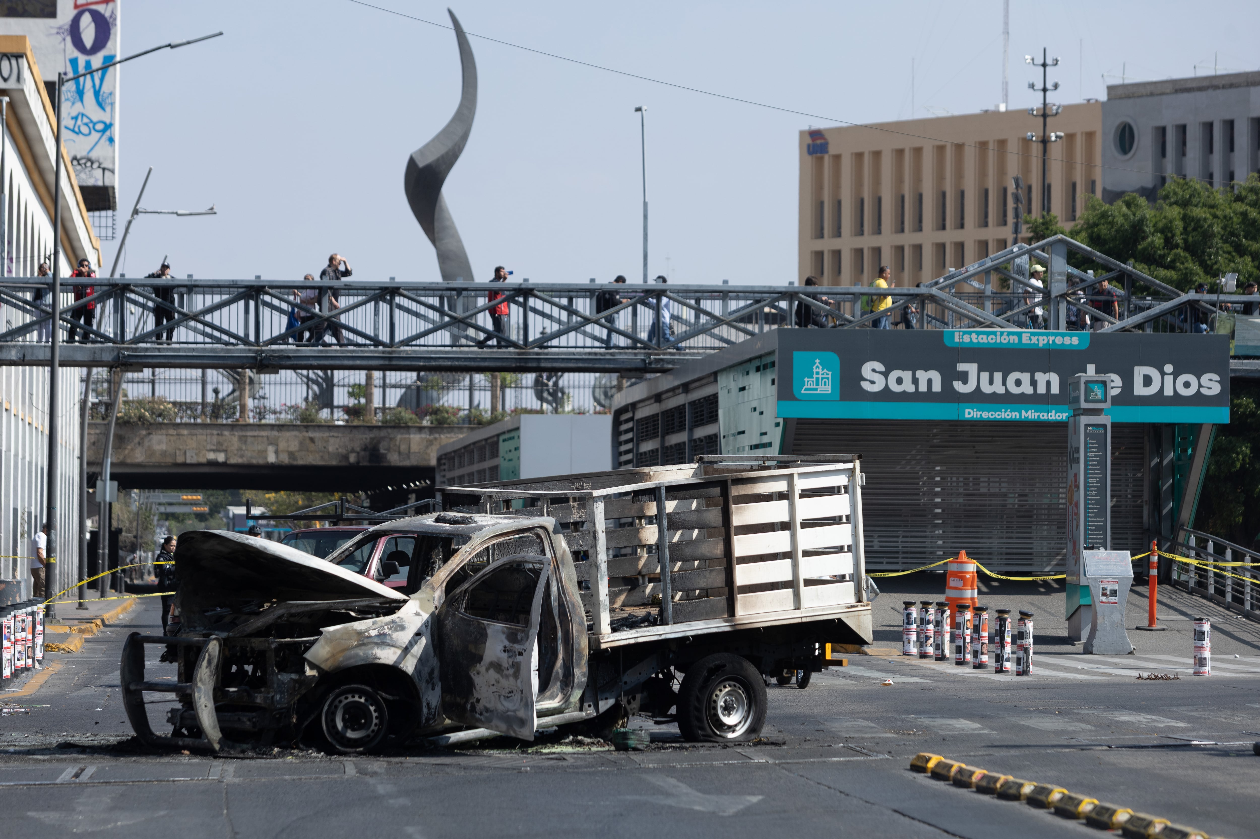 Automóviles incendiados tras los enfrentamientos en Av. Juárez en Guadalajara, este domingo.