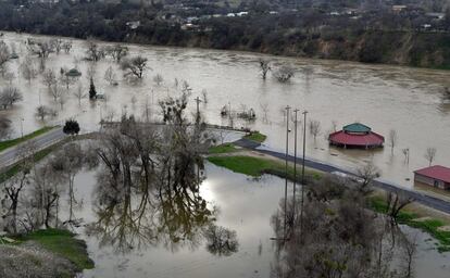 Cerca de 200.000 personas se encuentran bajo órdenes de evacuación tras la amenaza de un fallo catastrófico en la presa más alta de Estados Unidos. En la imagen, vista del Riverbend Park inundado en Oroville, California, el 13 de febrero.