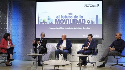 De izquierda a derecha, la moderadora Marimar Jiménez y los ponentes José María O'Kean, Miguel Ángel Cilleros, Emilio Domínguez y Mariano Silveyra, durante una mesa redonda del foro 'El futuro de la movilidad'.