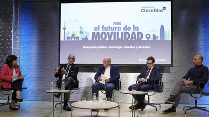 De izquierda a derecha, la moderadora Marimar Jiménez y los ponentes José María O'Kean, Miguel Ángel Cilleros, Emilio Domínguez y Mariano Silveyra, durante una mesa redonda del foro 'El futuro de la movilidad'.