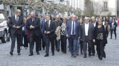 La comitiva oficial, con el lehendakari Urkullu y Andoni Ortuzar al frente, llega al funeral por Arzalluz.