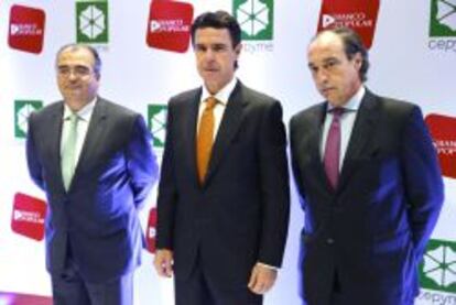 GRA044 MADRID,5/11/2014.- El ministro de Industria, Jos&eacute; Manuel Soria,c, el presidente del Banco Popular, &Aacute;ngel Ron,iz; y el nuevo presidentet de CEPYME, Jos&eacute; Alberto Gonz&aacute;lez-Ruiz,iz., en la inauguraci&oacute;n de la jornada &quot;Las pymes ante las nuevas oportunidades y retos internacionales&quot;, organizada por Cepyme y Banco Popular, que se celebran en la sede del Banco Popular.EFE/ Juan Carlos Hidalgo
 
 