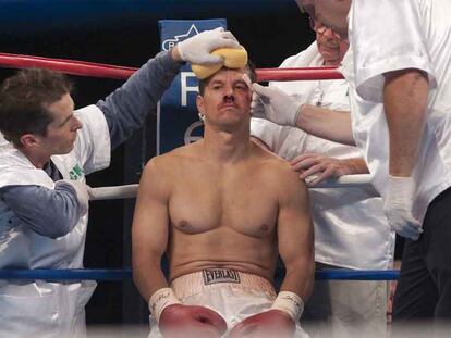 Christian Bale (izquierda) y Mark Wahlberg, en <i>The fighter.</i>