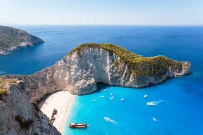 Una vista elevada de la playa de Navagio, en la isla griega de Zante, conocida por un famoso naufragio en 1980 cuyos restos descansan en una cala de arena enmarcada por acantilados.