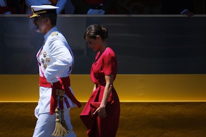 Los reyes Felipe VI y Letizia en el desfile del Día de las Fuerzas Armadas en Sevilla, el 1 de junio de 2019.
