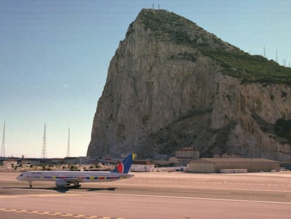 Imagen del aeropuerto de Gibraltar, con un avi&oacute;n despegando y el pe&ntilde;&oacute;n al fondo.