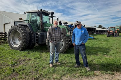 Chip y Charlie Hoffman en su granja, situada entre Vinton e Independence (Iowa).