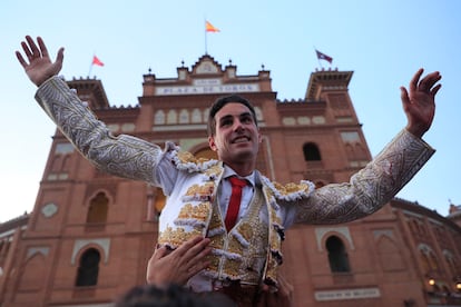 Fernando Adrián, a hombros por la Puerta Grande de la plaza de Las Ventas.