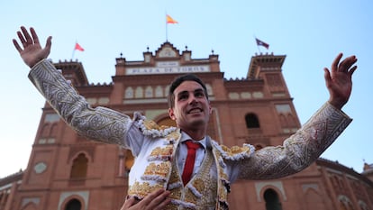 Fernando Adrián, a hombros por la Puerta Grande de la plaza de Las Ventas.