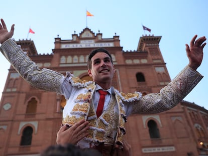 Fernando Adrián, a hombros por la Puerta Grande de la plaza de Las Ventas.