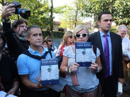 Consuelo Ord&oacute;&ntilde;ez, en el centro, junto a otros familiares de v&iacute;ctimas, el d&iacute;a que se celebr&oacute; la Conferencia de Ayete, en octubre de 2011.