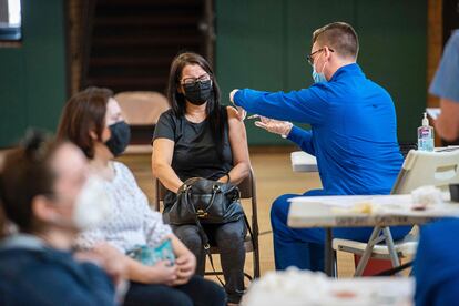 Uma mulher recebe sua segunda dose da vacina Moderna na clínica ambulante de vacinação contra covid-19 em Connecticut. 