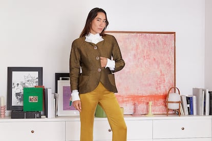 Meilan Kao en su casa. Viste camisa Dolce & Gabbana, chaqueta 'vintage' de Christian Lacroix de Mise En Scène, pantalón de Shophie & Lu y zapatos de Carolina Herrera.