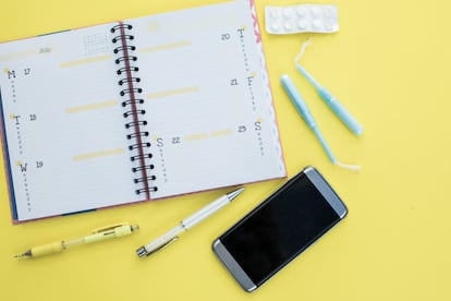 <p>Los días previos a la <strong><a href="https://elpais.com/tag/menstruacion/a" target="_blank">menstruación</a></strong> muchas mujeres experimentan cambios en el humor, ansiedad, tristeza, irritabilidad, ganas de llorar, cambios en el apetito, dificultad para dormir, mala concentración y cansancio. Por si fuera poco, estos síntomas pueden ir acompañados de dolores articulares y musculares, de cabeza, retención de líquidos, hinchazón abdominal, sensibilidad en los pechos, acné y estreñimiento o diarrea.</p> <p>Se trata del <a href="https://elpais.com/tag/sindrome_premenstrual/a/" target="_blank"><strong>síndrome premenstrual (SPM)</strong></a>, <strong>una serie de molestias que sufren tres de cada cuatro mujeres en edad fértil</strong>—según los datos de la <a href="https://www.mayoclinic.org/es-es/diseases-conditions/premenstrual-syndrome/symptoms-causes/syc-20376780" rel="nofollow" target="_blank">Clínica Mayo</a> (EE. UU.)— "la semana anterior a la regla", explica Mercedes Herrero Conde, ginecóloga de <a href="https://www.hmhospitales.com/" rel="nofollow" target="_blank">HM Hospitales</a> y responsable del portal <a href="http://www.saludsexualparatodos.es/" rel="nofollow" target="_blank">Salud sexual para todos</a>.</p> <p>Son muchas las soluciones alternativas a la medicina que podemos encontrar cuando buscamos cómo tratar estas dolencias. Algunas, incluso, se atreven a asegurar que los medicamentos recetados por ginecólogos pueden llegar a empeorar la situación. Sin embargo, sentencia Herrero Conde, "<strong>estos tratamientos son pseudoterapias y no hay evidencias científicas de que funcionen</strong>" y añade que al tratarse de "un síndrome tan variable, donde los cambios en los neurotransmisores como la serotonina están presentes, hay que contar con el efecto placebo de los tratamientos".</p> <p>Dejando a un lado los tratamientos pseudocientíficos, la ginecóloga aporta <strong>algunas recomendaciones que podemos practicar para reducir las molestias</strong>.</p>