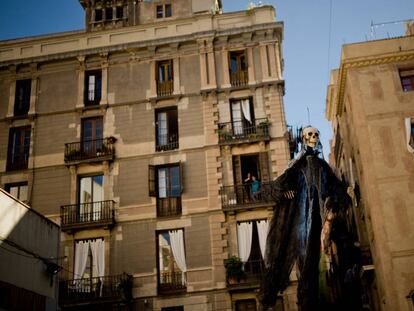 Un enorme esqueleto se pasea por las calles de Barcelona.