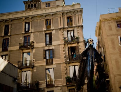 Un gran esquelet es passeja pels carrers de Barcelona.