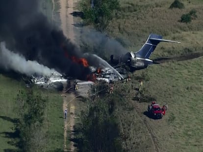 Avión con 21 personas a bordo se estrella en Texas.