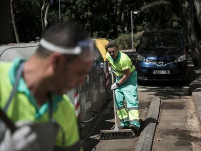 Operarios de la brigada de limpieza que atiende emergencias en Barcelona, el pasado mes de agosto.