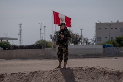 Al llegar, los viajeros se encuentran directamente con el personal de la Policía Nacional del Perú (PNP), que ha dispuesto una serie de barreras para evitar el paso. En la imagen, un policía peruano vigila la zona fronteriza entre Chile y Perú.