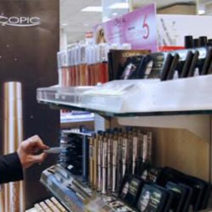 Una mujer elige un maquillaje de L'Oreal