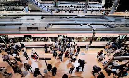 Usuarios de los trenes de Cercanías en la Estación de Atocha en Madrid.