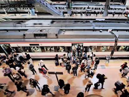 Usuarios de los trenes de Cercanías en la estación de Atocha en Madrid, el pasado 18 de octubre.
