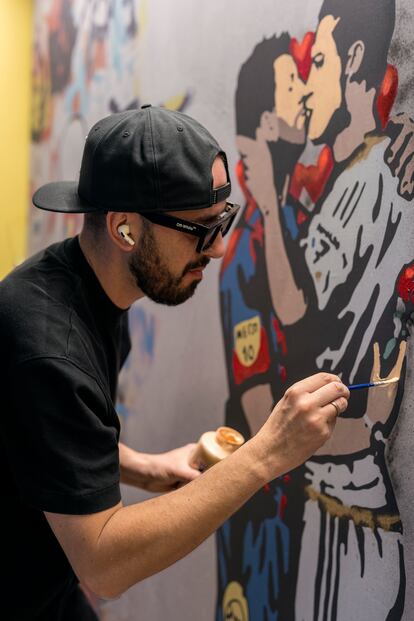 TVBoy pintando su beso entre Messi y Ronaldo.
