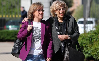 La alcaldesa de Madrid, Manuela Carmena, junto a la portavoz del PSOE, Purificacion Causapie, en la presentación de las fiestas de San Isidro 2018.