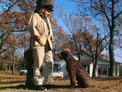 John Steinbeck y su perro en 1962, año de la publicación de 'Viajes con Charley'.