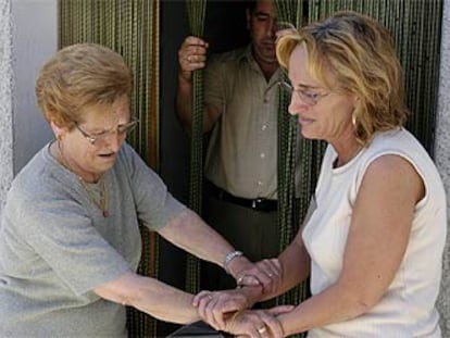 Familiares de Patricia Maurel Conte (abajo), ayer, en la Puebla de Híjar (Teruel), tras conocer el  asesinato de la mujer.