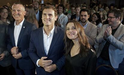 Albert Rivera (d) e Inés Arrimadas (i) en un acto de campaña en Girona.