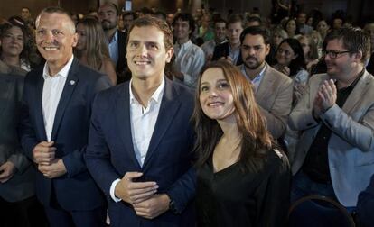 Albert Rivera (d) e In&eacute;s Arrimadas (i) en un acto de campa&ntilde;a en Girona.