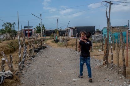 Un hombre carga a su hija en la comunidad El Cardon Guajiro, en Rioacha, La Guajira, el 7 de marzo de 2023.