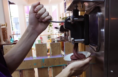 Un empleado de Almalibre Açaí House, en Madrid, prepara un 'bowl' de açaí. 