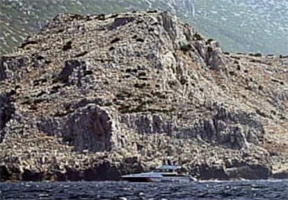 Una patrullera de la Guardia Civil realizaba ayer labores de control y vigilancia en las inmediaciones de la isla Perejil.