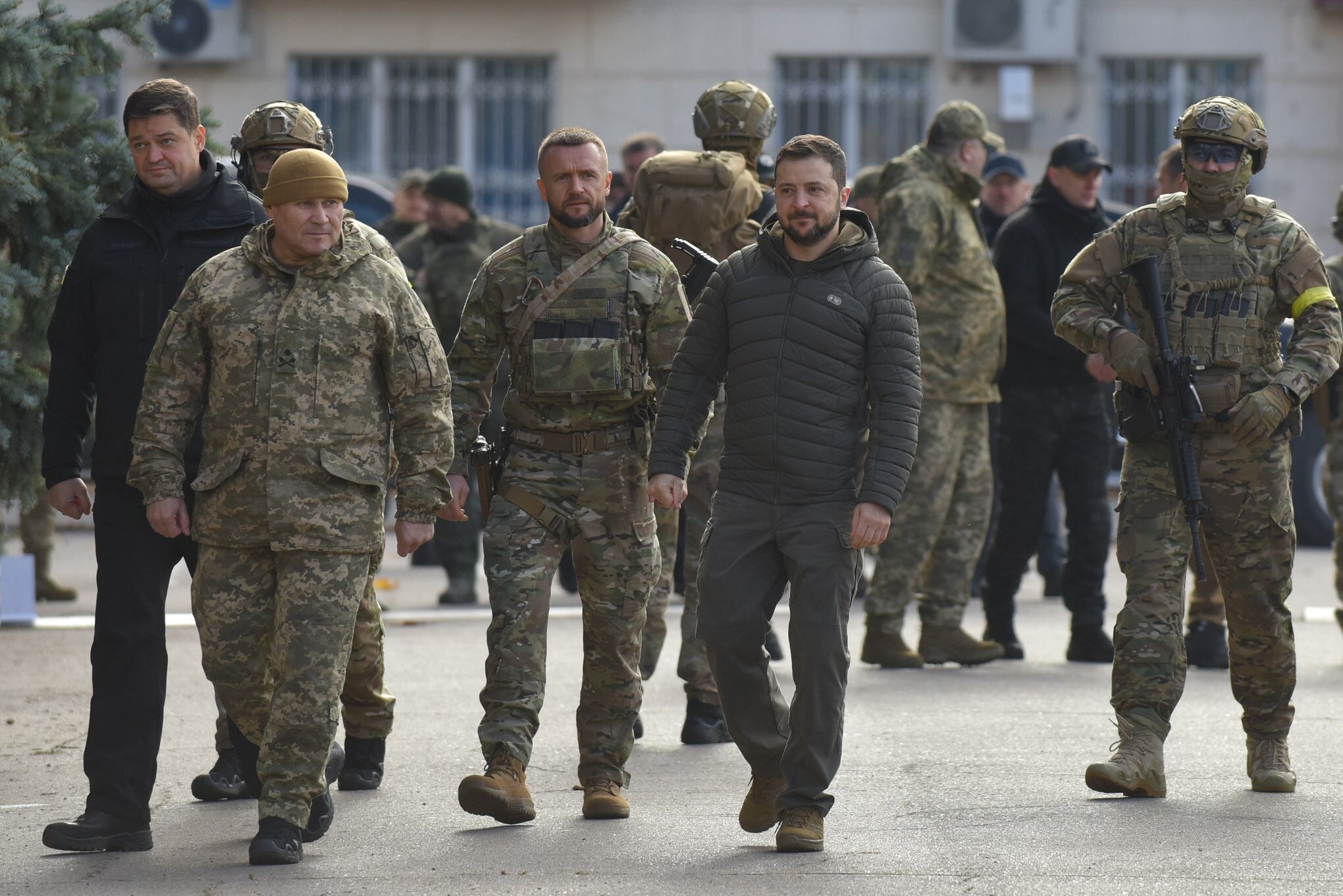 El presidente ucranio, Volodímir Zelenski, visita este lunes la recién liberada ciudad de Jersón.