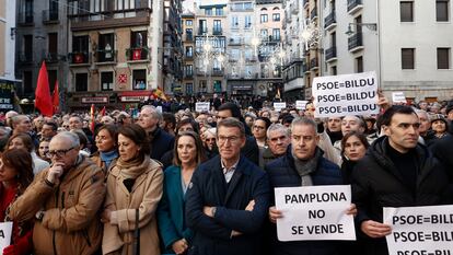 El líder del Partido Popular, Alberto Núñez Feijóo, y la secretaria general del partido, Cuca Gamarra), asistían este domingo a la concentración "Pamplona no se vende", convocada por UPN en Pamplona.