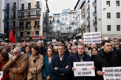 El líder del Partido Popular, Alberto Núñez Feijóo, junto a la secretaria general del partido, Cuca Gamarra en la concentración "Pamplona no se vende", del pasado domingo en Pamplona.