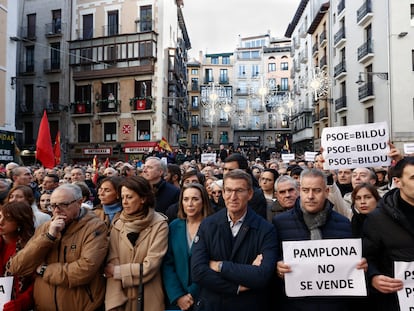 El líder del Partido Popular, Alberto Núñez Feijóo, y la secretaria general del partido, Cuca Gamarra), asistían este domingo a la concentración "Pamplona no se vende", convocada por UPN en Pamplona.