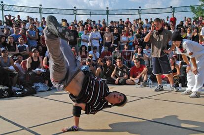 Un joven baila hip hop en el festival Hot Point de Granada. 