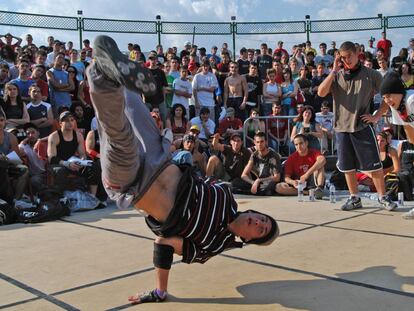 Un joven baila hip hop en el festival Hot Point de Granada. 