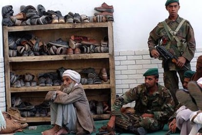 Soldados afganos montan guardia ayer en el interior de la principal mezquita de Herat.