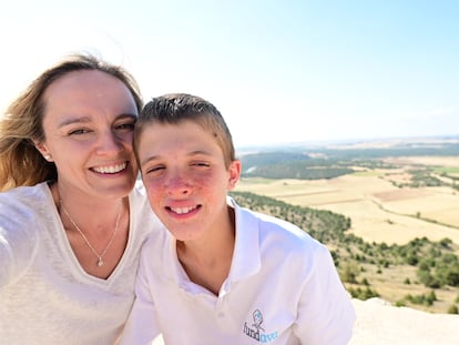 Alvarete posa con su madre.