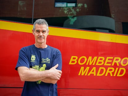 Manuel Martín, un bombero retirado de 62 años, frente al parque de bomberos de Aluche, en Madrid, el 29 de mayo de 2023.